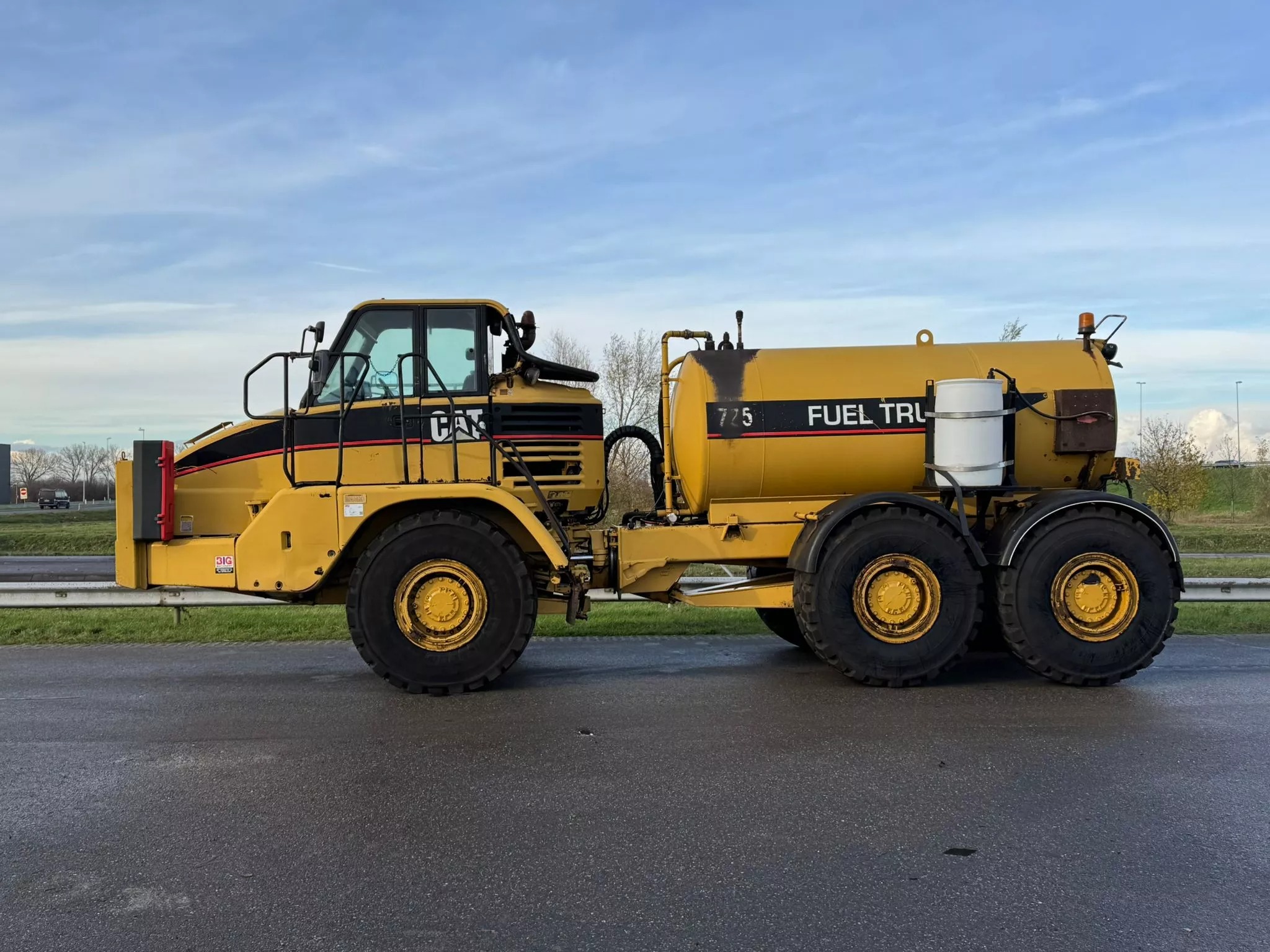 Caterpillar 725 Fuel truck Tank