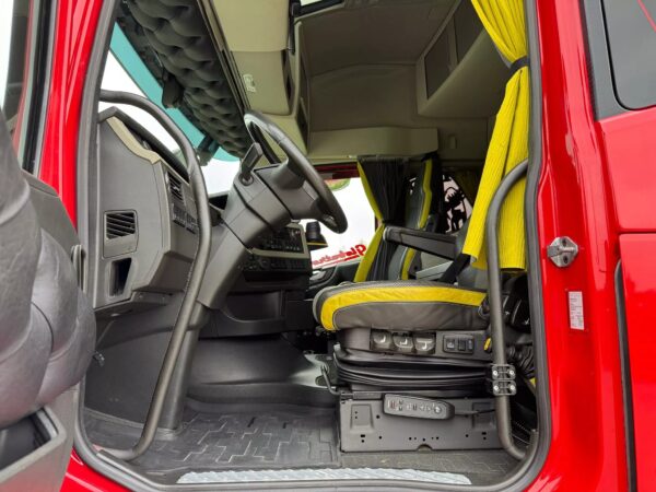 Volvo FH16 650 6×4 Tractor Unit - Image 8