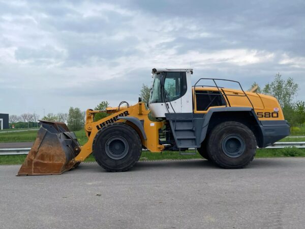 Liebherr L580 Loader For Sale - Image 2