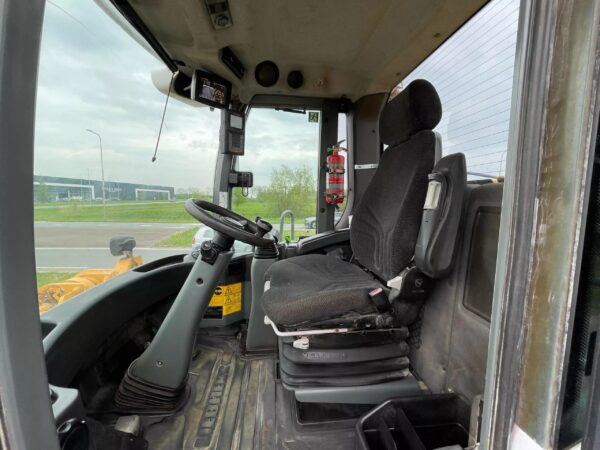 Liebherr L580 Loader For Sale - Image 8