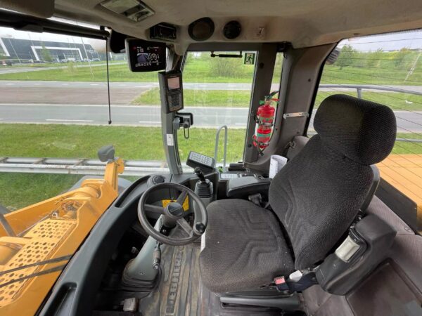 Liebherr L580 Loader For Sale - Image 9