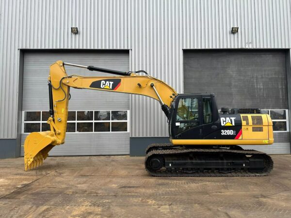 Buy Caterpillar 320D2 excavator | New and unused | 2016 - Image 4