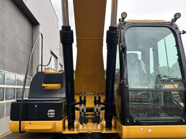Buy Caterpillar 320D2 excavator | New and unused | 2016 - Image 5