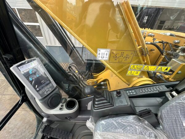 Buy Caterpillar 320D2 excavator | New and unused | 2016 - Image 8