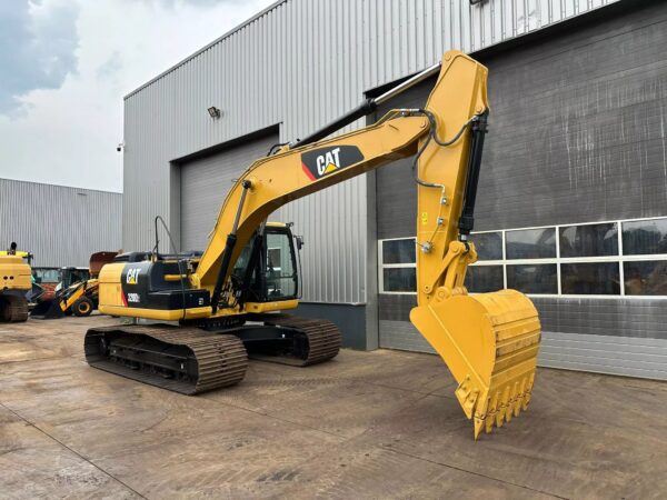 Buy Caterpillar 320D2 excavator | New and unused | 2016 - Image 2