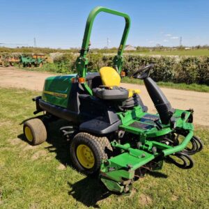 JOHN DEERE 8400 COMMERCIAL Ride-On Cylinder Mower, Year 2015, 1055 hours