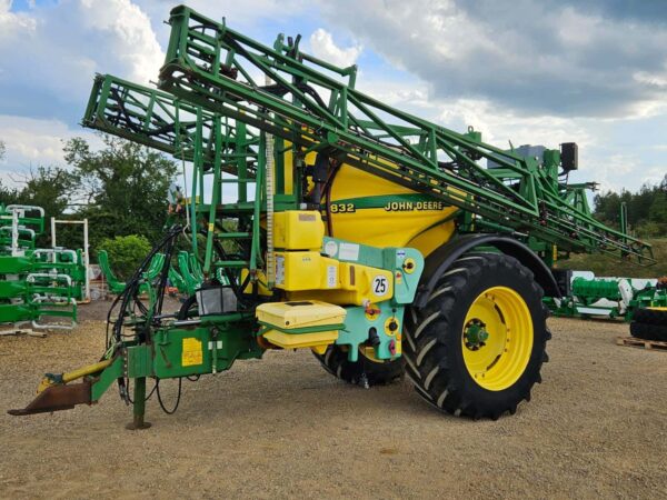 JOHN DEERE 832 Trailed Sprayer