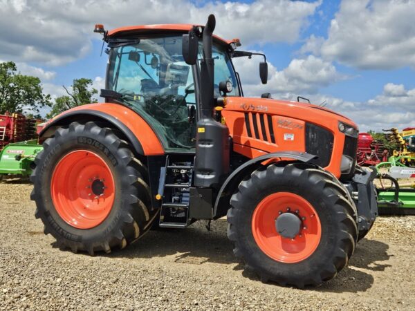 KUBOTA M7-173 Premium 4wd Tractor with Front Linkage, Year 2022, 460 Hours From New ! - Image 2