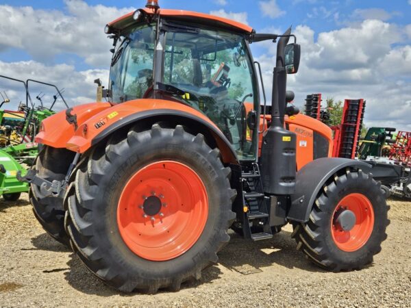 KUBOTA M7-173 Premium 4wd Tractor with Front Linkage, Year 2022, 460 Hours From New ! - Image 3